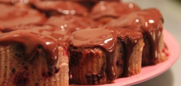 Супер-вишнёвые кексы с шоколадным кремом