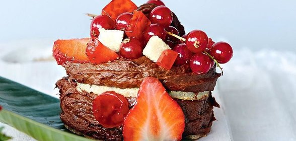 Фитнес-пирожное из миндального бисквита с бананово-шоколадным кремом и ягодным желе