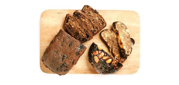 Хлеб из ореховой муки с сухофруктами