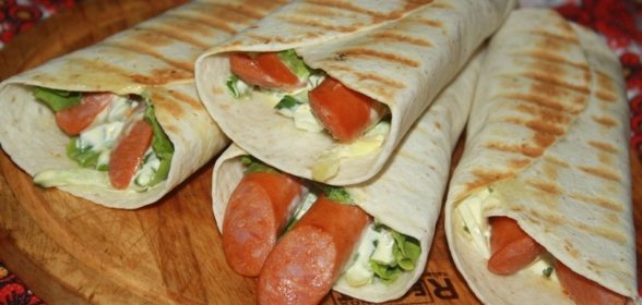 Гриль-роллы с острыми колбасками Джинга-Джинга