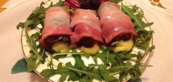 Рулетики из бекона с сыром и черносливом