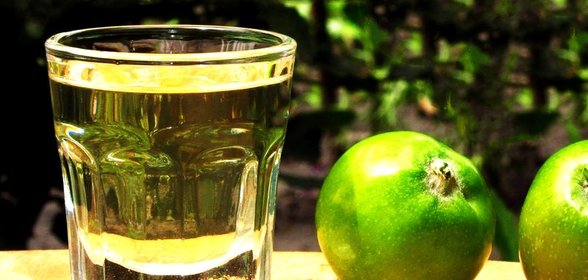 Яблочная водка