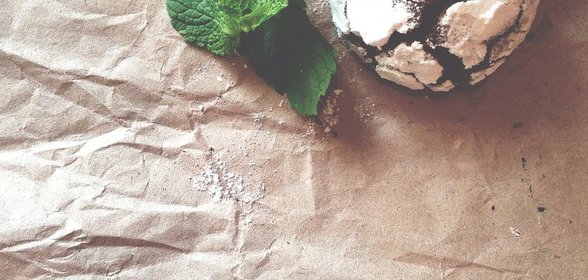 Шоколадное печенье с трещинками