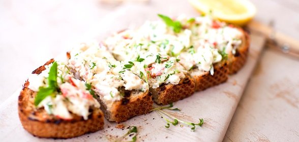 Брускетта с крабом