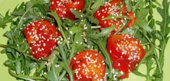 Салат с запеченным перцем и кунжутом