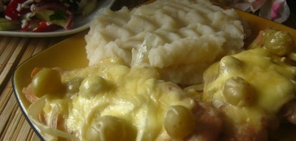 Отбивные из филе куриной грудки с виноградом и сыром