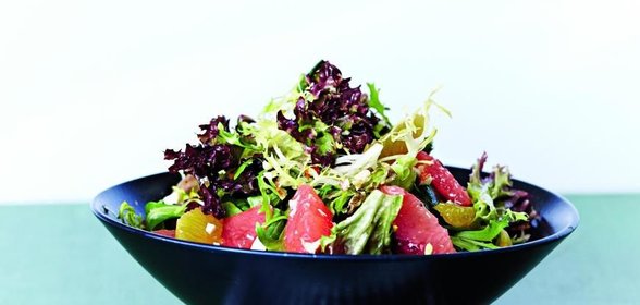 Салат с цитрусовыми и орехами