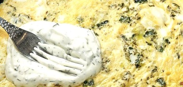 Яичница по‑азербайджански с зеленью (Кюкю)