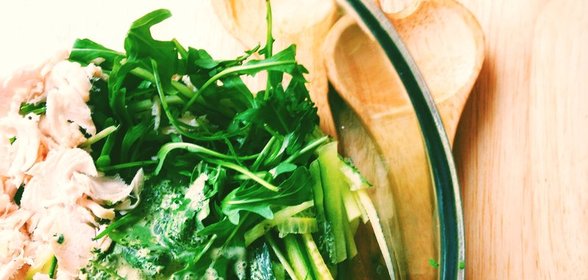 Салат с курицей, огурцом и сладкой заправкой на основе йогурта