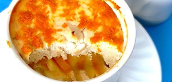 Творожный десерт с фруктами и орехами