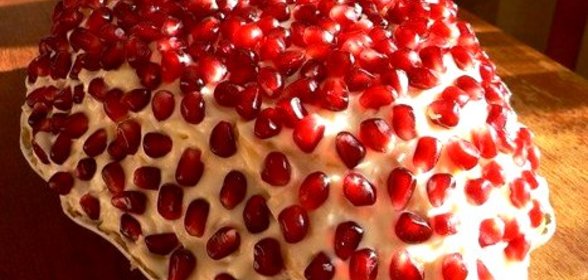 Слоеный салат с картофелем, мясом и орехами