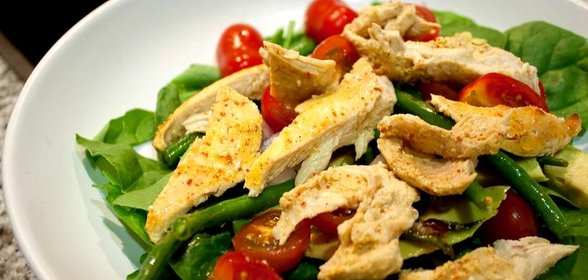 Салат с курицей и зеленью