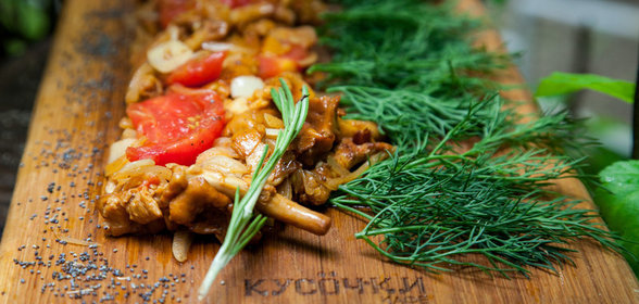 Лисички с помидорами, чесноком и луком