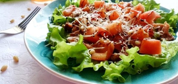 Салат с форелью и кедровыми орешками