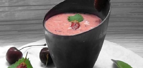 Йогуртовый смузи с клубникой и черешней
