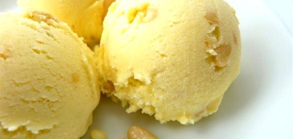 Лавандовое мороженое с медовыми кедровыми орешками