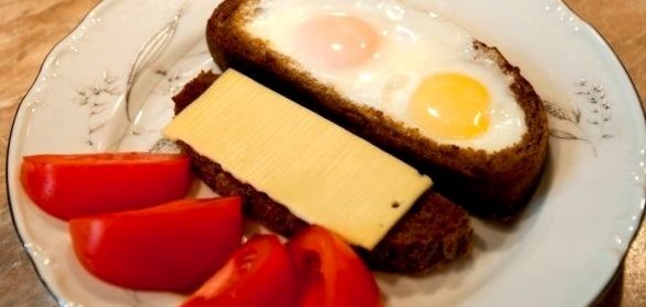 Гренки с яйцом и сыром