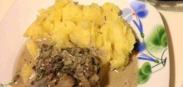 Куриные бедра в сливочном соусе с лесными грибами