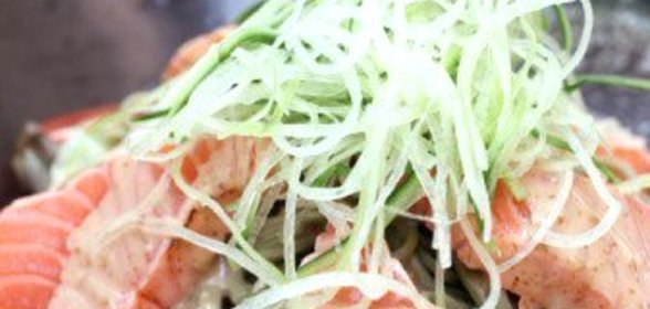 Теплый салат из гречневой лапши с помидорами и лососем