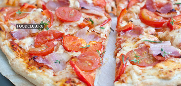 Пицца с помидорами и беконом