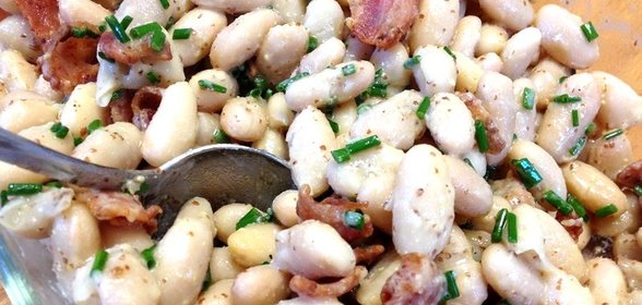 Салат с фасолью и беконом