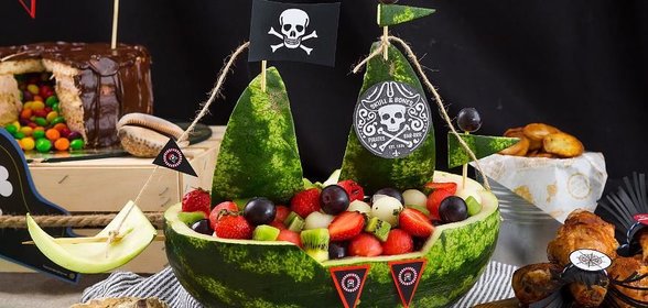 Корабль из арбуза с фруктовым салатом