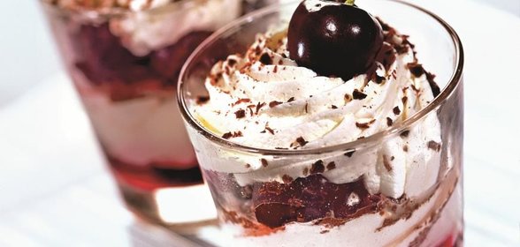 Вишня с шоколадом и миндальным кремом