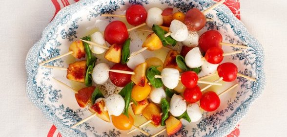 Канапе с томатами черри, моцареллой и персиками
