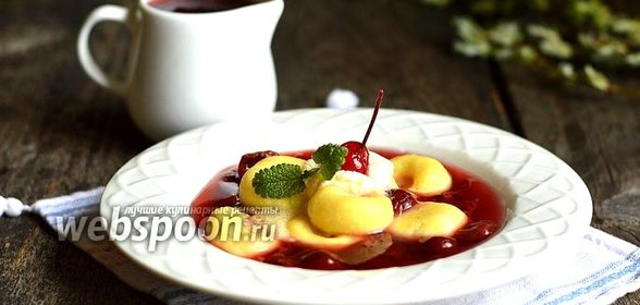 Картофельно-творожные клёцки в вишнёвом киселе