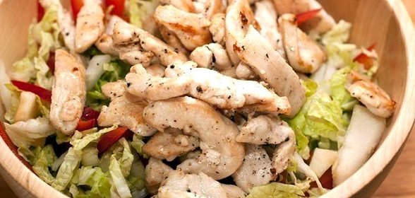 Салат из пекинской капусты с овощами и куриной грудкой