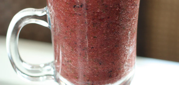 Зеленый коктейль с грушей и голубикой