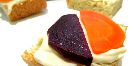 Бутерброд с плавленым сыром маринованной свеклой и морковью