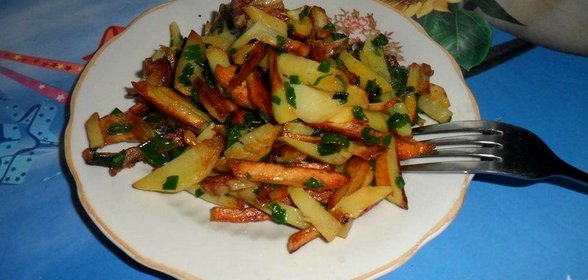 Жареный картофель с зеленым луком