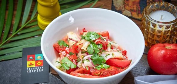 Салат с палтусом и томатами