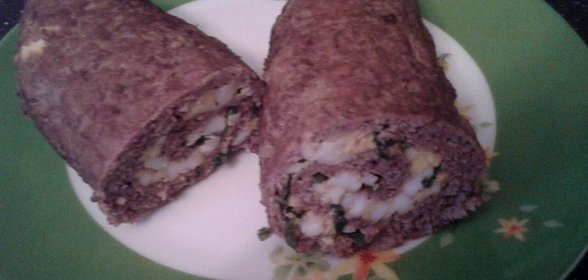Мясной рулет из фарша с яйцом