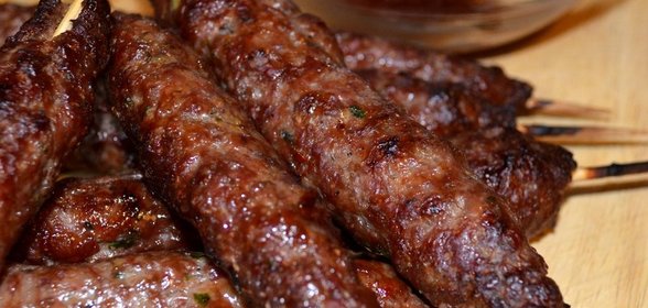 Люля-кебаб с соусом сацебели и маринованным луком по‑домашнему