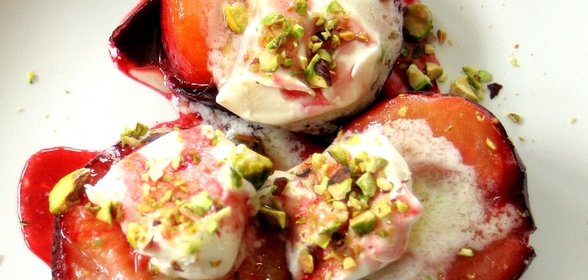 Запеченные сливы с мороженым