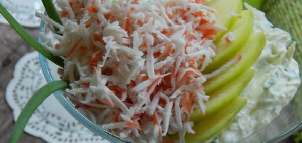 Салат с крабовыми палочками и яблоком