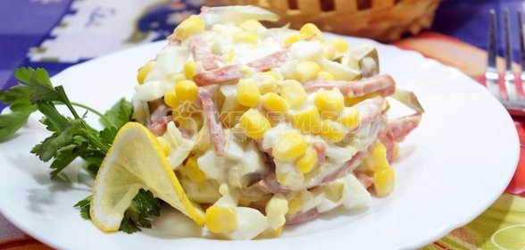 Салат с маринованными огурцами