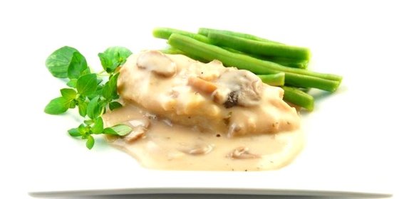 Куриные грудки с грибами в портвейне