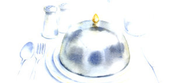 Теплый салат со шпинатом, яйцом пашот, жареными колбасками и беконом