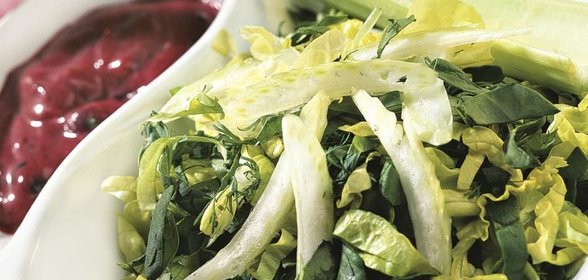 Салат из щавеля, шпината и сельдерея