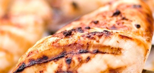 Маринованные куриные грудки с лимоном, кумином и розмарином на гриле