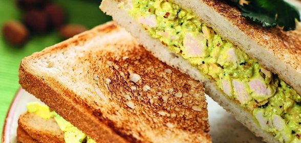 Тосты с салатом из курицы с карри