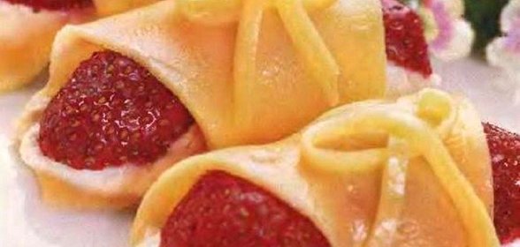 Рулетики из сыра и клубники