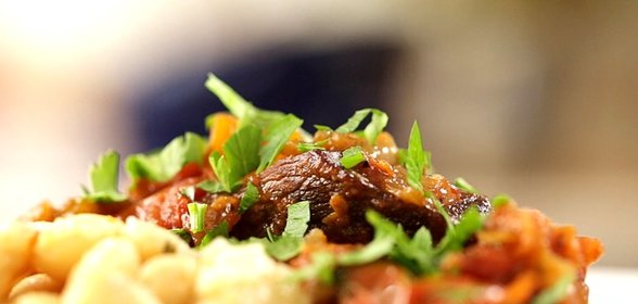 Телячья голяшка, тушеная с помидорами и красным вином