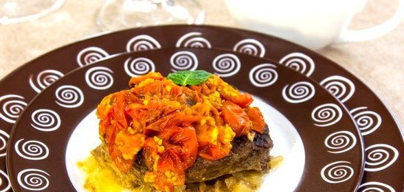 Баранина, запеченная с помидорами, с ореховым соусом