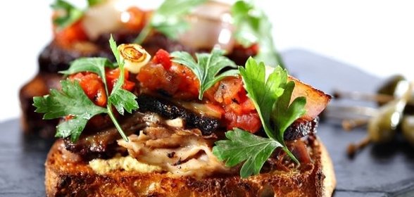 Брускетта с говядиной, томатами и песто