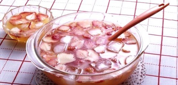 Суп с клубникой и фруктовым вином