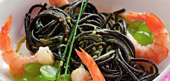 Салат с виноградом, креветками и зеленым айоли